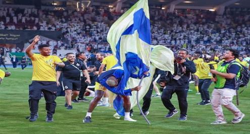 قصة قديمة.. لماذا تسبب "غرز" علم النصر في معركة عنيفة مع نجوم الهلال؟ (فيديو وصور)